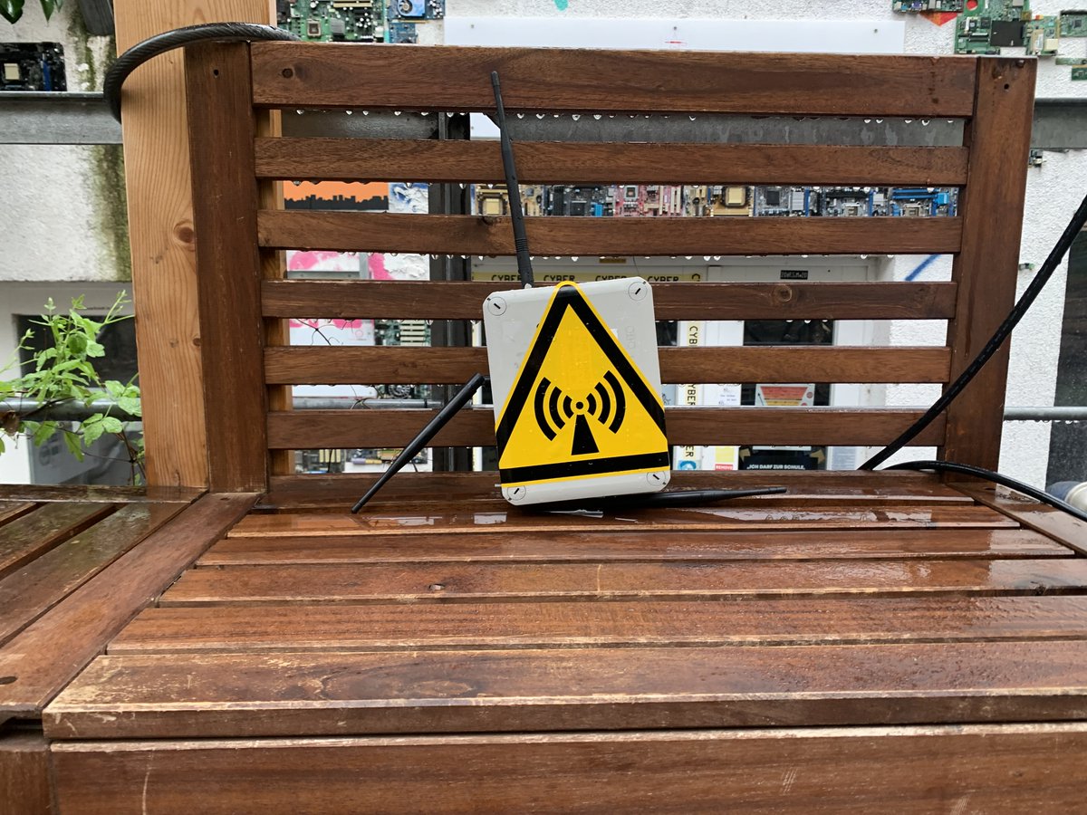 symbolbild, IP65 Box mit Achtung Strahlung Symbolaufkleber und 3 Antennen vor dem CCCFr