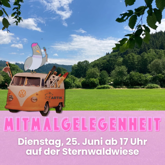 Eine Basstaube steht auf einem VW-Bus, aus dessen Fenstern Pinsel und Stifte ragen. Der Bus fährt über eine grüne Wiese.