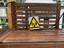 symbolbild, IP65 Box mit Achtung Strahlung Symbolaufkleber und 3 Antennen vor dem CCCFr