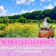 Eine Basstaube mit Käppi sitzt auf einem VW-Bus, aus dessen Fenstern Pinsel und Stifte ragen. Der Bus fährt über eine Wiese mit gelben Wildblumen, im Hintergrund sieht man einen Waldrand und einen blauen Himmel mit Schäfchenwolken..