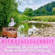 Eine Basstaube sitzt auf einem VW-Bus, aus dessen Fenstern Pinsel und Stifte ragen. Der Bus parkt am Ufer eines Flusses..